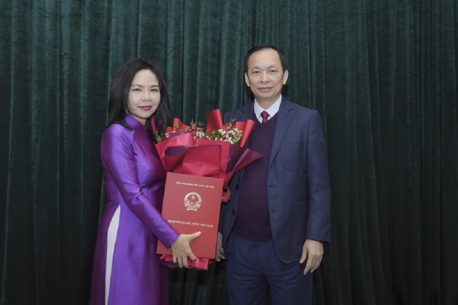 Phó Thống đốc Đào Minh Tú trao quyết định bổ nhiệm cho bà Hà Thu Giang