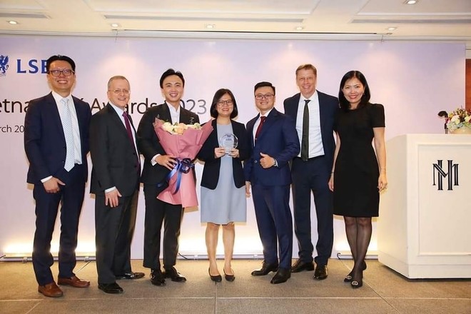 Ông Steve Dean – Giám đốc LSEG khu vực ASEAN (thứ 2 từ trái sang) trao giải thưởng cho Đại diện Eximbank – Bà Huỳnh Ngọc Trang – Giám đốc Phòng Kinh doanh tiền tệ (thứ 4 từ trái sang) và bộ phận FX Trading Eximbank