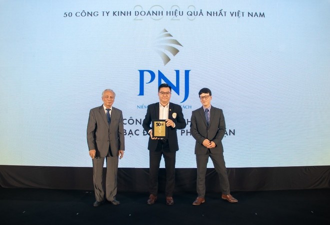Ông Đào Trung Kiên – Thành viên HĐQT, Giám đốc Cao cấp – Vận hành PNJ đại diện nhận chứng nhận từ Ban tổ chức (Ảnh: Việt Hùng)