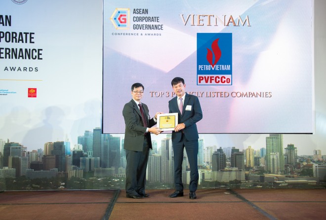 Ông Lê Cự Tân, Chủ tịch HĐQT đã đại diện Ban lãnh đạo PVFCCo tham dự Lễ trao giải và nhận giải thưởng
