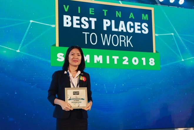 Bà Nguyễn Thị Ngọc Tuyết, Giám đốc nhân sự Công ty cổ phần Xây dựng Coteccons nhận chứng nhận nơi làm việc tốt nhất