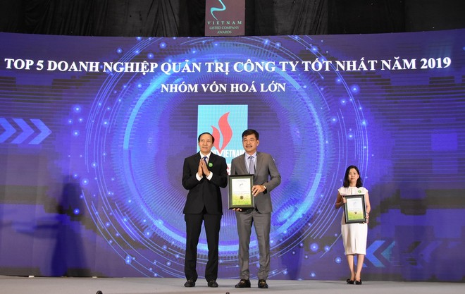 Ông Lê Cự Tân - Tổng giám đốc, đại diện DPM nhận giải thưởng top 5 Doanh nghiệp quản trị Công ty tốt nhất năm 2019