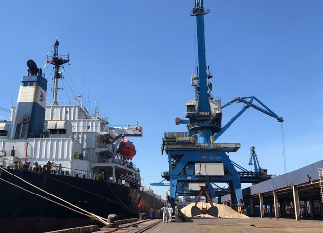 Tàu tải trọng 50.000 tấn nhận hàng xỉ hạt tại cảng Hòa Phát Dung Quất