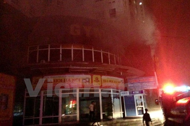 hoảng 22 giờ, một vụ cháy đã xảy ra tại tòa chung cư Vimeco nằm trên đường Nguyễn Chánh (Cầu Giấy). (Ảnh: Minh Sơn/Vietnam+)