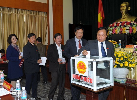 Các Đại Biểu HĐND Tỉnh Hải Dương bỏ phiếu bầu cử các chức danh thuộc thẩm quyền
