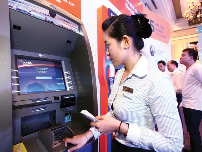 DongA Bank đã đưa vào sử dụng 250 máy ATM thế hệ mới với nhiều tính năng ưu việt. Ảnh: Lê Toàn