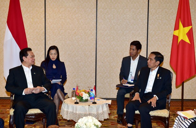 Thủ tướng Nguyễn Tấn Dũng trao đổi với Tổng thống Cộng hòa Indonesia Joko Widodo các vấn đề hai nước cùng quan tâm