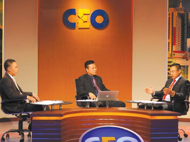 Ông Lê Xuân Hữu, Chủ tịch HĐQT Công ty TNHH Dịch vụ Hàng Hóa Con Thoi (ngồi giữa) làm CEO trong tình huống này