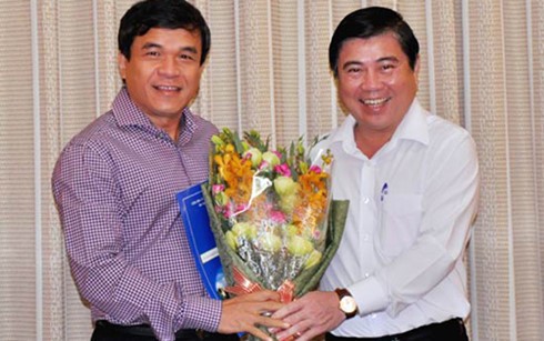 Ông Nguyễn Quý Hòa (trái) nhận quyết định nhân sự từ Chủ tịch UBND TPHCM Nguyễn Thành Phong 