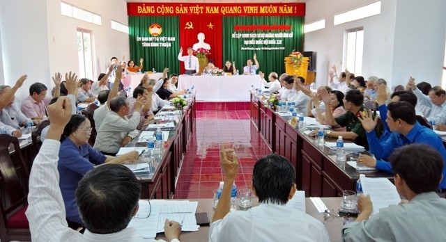 Các đại biểu tham dự Hội nghị Hiệp thương lần 2 của tỉnh Bình Thuận biểu quyết thông qua danh sách sơ bộ giới thiệu 12 người ra ứng cử ĐBQH. Ảnh: Báo Nhân dân