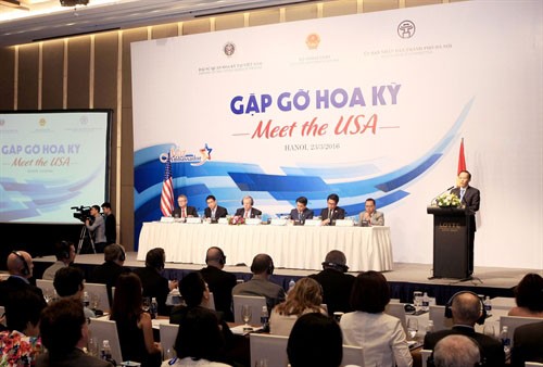 Các đại diện thương mại Mỹ và lãnh đạo địa phương Việt Nam chia sẻ nhiều thông tin về đầu tư trước thềm chuyến thăm của Tổng thống Mỹ - Obama. Ảnh: Đức Anh.