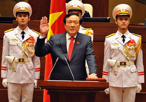 Chánh án Nguyễn Hoà Bình tuyên thệ nhậm chức trước Quốc hội