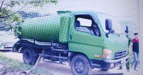 Xe bồn biển kiểm soát 29C - 269.74 của Công ty TNHH vệ sinh, môi trường số 1 Đông Anh, Hà Nội bị bắt quả tang đang đổ trộm "chất lạ"