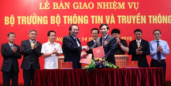 Nguyên Bộ trưởng Nguyễn Bắc Son bàn giao nhiệm vụ cho tân Bộ trưởng Trương Minh Tuấn. Ảnh: Lê Anh Dũng Vietnamnet
