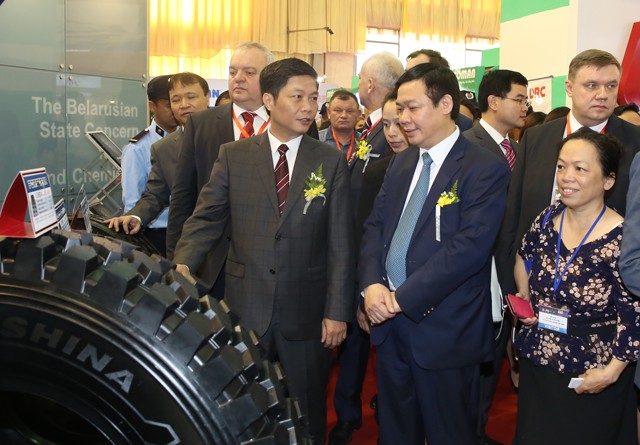 Phó Thủ tướng Vương Đình Huệ thăm gian hàng lốp ô tô của Belarus, một sản phẩm xuất khẩu chủ lực của quốc gia này sang Việt Nam. Ảnh: VGP/Thành Chung