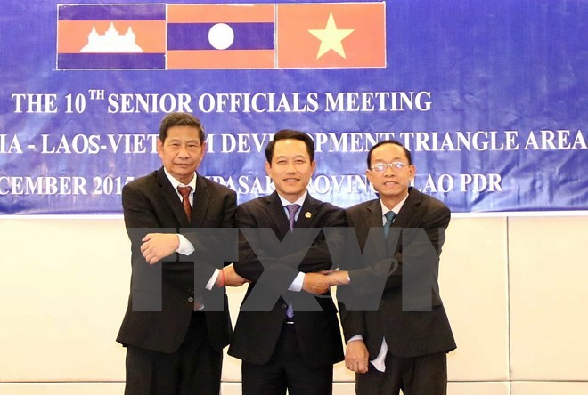 Các trưởng đoàn tại Hội nghị SOM tăng cường hợp tác thúc đẩy Tam giác Phát triển tại Lào tháng 12/2015. (Ảnh: Phạm Kiên/TTXVN)