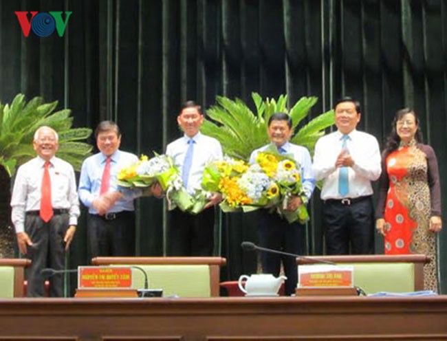 Ông Đinh La Thăng tặng hoa chúc mừng 2 Phó Chủ tịch mới