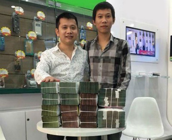 Ông Đỗ Trọng Hiếu (bên trái) giao dịch với ông Nguyễn Tiến Chiến.