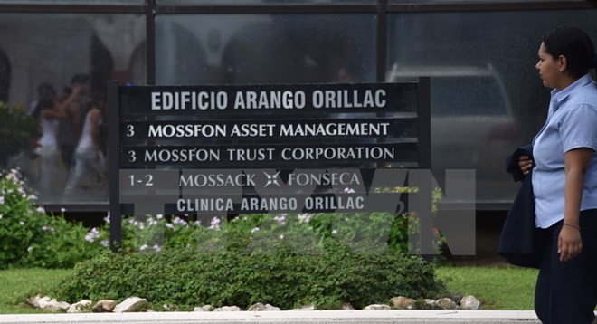Biển hiệu bên ngoài trụ sở Công ty luật Mossack Fonseca tại Panama City ngày 4/4. (Nguồn: AFP/TTXVN)
