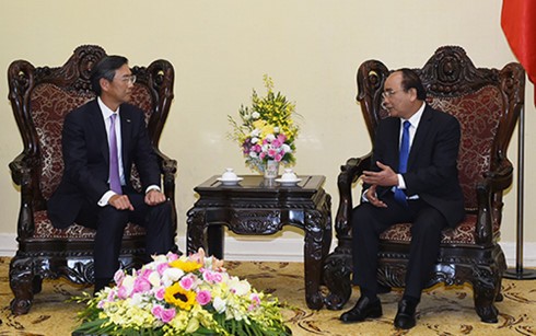 Thủ tướng Nguyễn Xuân Phúc và Tổng Giám đốc điều hành khu vực châu Á-Thái Bình Dương Ngân hàng Sumitomo Banking Corporation (SMBC). (Ảnh VGP/Quang Hiếu)