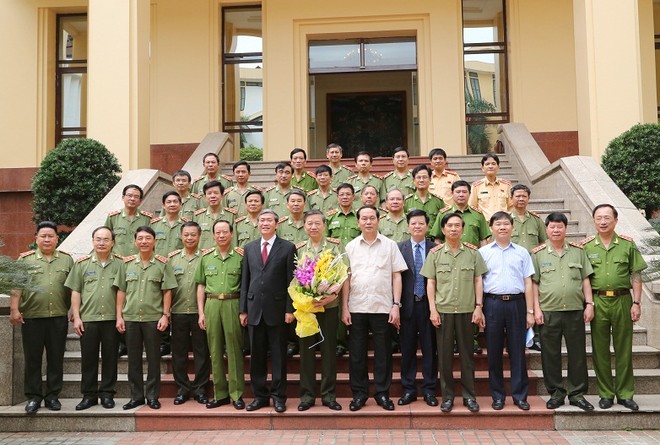 Chủ tịch nước Trần Đại Quang, Thường trực Ban Bí thư Đinh Thế Huynh, đồng chí Tô Lâm cùng các đại biểu tham dự buổi lễ. Ảnh MPS