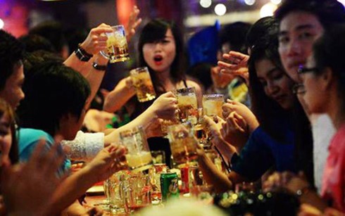 Người Việt vẫn uống bia dù thuế đăng cao (ảnh minh họa)