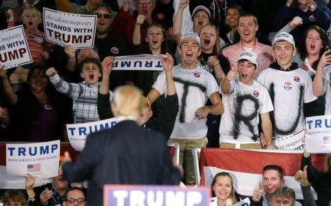Đám đông cử tri hào hứng trước phát biểu của tỷ phú Donald Trump. Ảnh AP