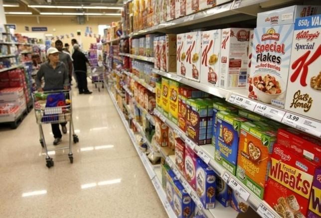 Người dân Anh mua sắm tại siêu thị ở London. (Nguồn: Reuters)