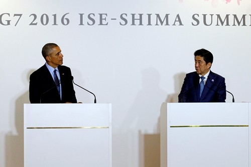 Tổng thống Mỹ Barack Obama (trái) và Thủ tướng Nhật Bản Shinzo Abe tổ chức họp báo sau khi gặp song phương trước thềm hội nghị thượng đỉnh G7 ngày 25/5. Ảnh: Reuters.