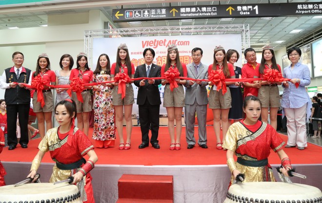 Thị trưởng Đài Nam, Phó tổng giám đốc Vietjet và đại diện sân bay Quốc tế Đài Nam cắt băng khai trương đường bay TP.HCM – Đài Nam