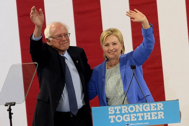 Thượng nghị sỹ bang Vermont Bernie Sanders (phải) đã tuyên bố ủng hộ cựu Ngoại trưởng Hillary Clinton (trái) làm ứng viên Tổng thống Mỹ của đảng Dân chủ. (Nguồn: Getty)