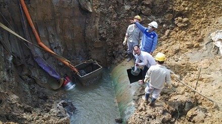 ừ năm 2012 đến nay, đường ống dẫn nước sông Đà - Hà Nội bị vỡ 18 lần. Ảnh: Thanh Hà