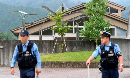Cảnh sát Nhật canh gác bên ngoài hiện trường. Ảnh: Reuters