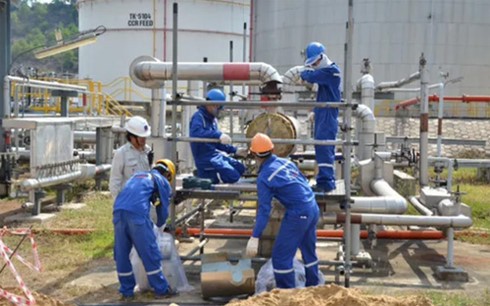Bảo dưỡng dây chuyền sản xuất tại Nhà máy Lọc dầu Dung Quất - (Ảnh: Tử Trực)
