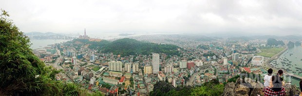 Toàn cảnh thành phố Hạ Long nhìn từ núi Bài Thơ. Ảnh: Minh Phương