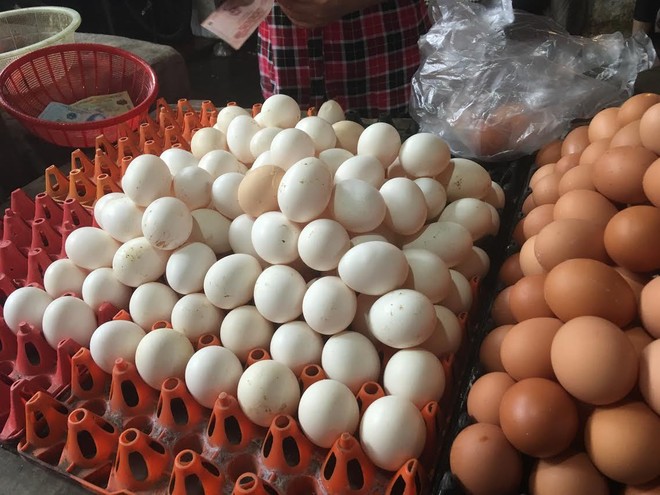 Trứng gà ta giá rẻ được bán tràn lan ở chợ Hà Nội