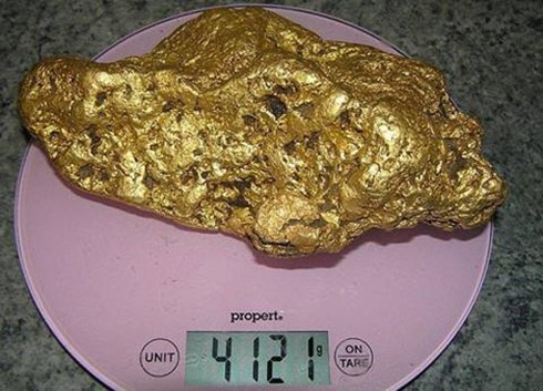 Người đàn ông may mắn nhặt được khối vàng 4,1 kg dưới đất