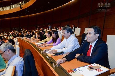 Đại biểu Quốc hội bỏ phiếu hông qua Nghị quyết về kế hoạch đầu tư công trung hạn giai đoạn 2016-2020.
