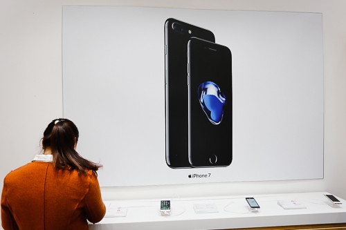 Giá iPhone 7 chính hãng và xách tay chênh 3 triệu đồng