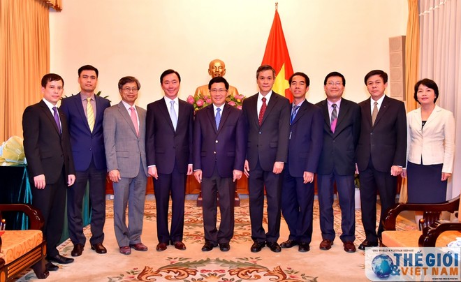 Phó Thủ tướng, Bộ trưởng Ngoại giao Phạm Bình Minh cùng các đại biểu dự lễ trao quyết định. Ảnh TGVN