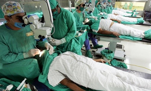 Bác sĩ phẫu thuật cho các bệnh nhân ở Viện Mắt Cuba tại thủ đô Havana. Ảnh: AP