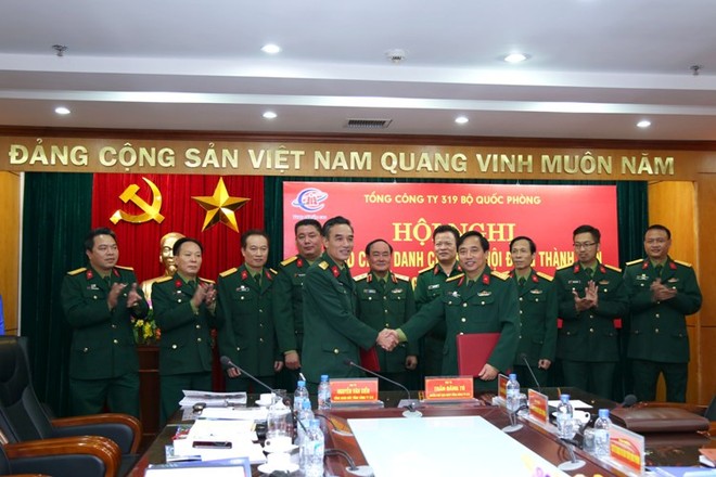 Bàn giao chức danh Tổng giám đốc Tổng công ty 391 giữa Đại tá Trần Đăng Tú với Đại tá Nguyễn Văn Xiển