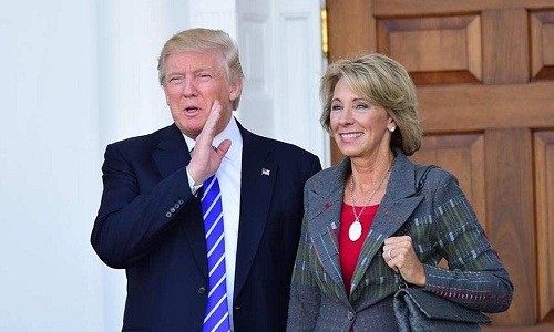 Tổng thống đắc cử Mỹ Donald Trump và Bộ trưởng Giáo dục tương lai, tỷ phú Betsy DeVos. Ảnh: SIPA