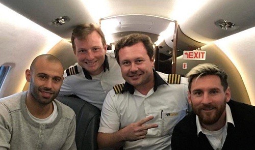 Messi và Mascherano chụp ảnh cùng phi hành đoàn trên chiếc máy bay vài tuần trước khi nó gặp tai nạn. Ảnh: Marca.