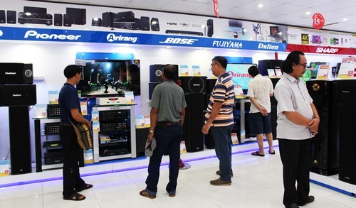Số lượng người đến xem và mua dàn karaoke, dàn âm thanh gia đình tại các cửa hàng, siêu thị điện máy tại TP HCM tăng dịp cận Tết.