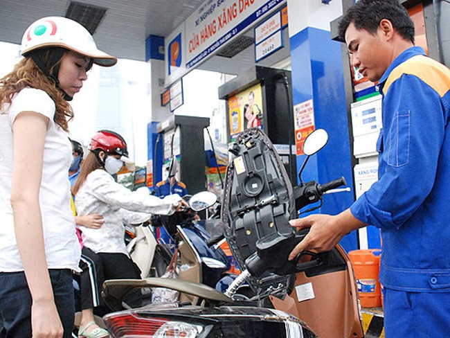 Giá xăng dầu tăng tới 900 đồng một lít từ 15h chiều nay.