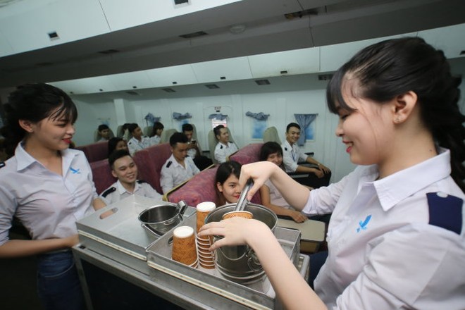 Giờ thực tập mô phỏng chuyến bay của học sinh lớp tiếp viên hàng không K46 
