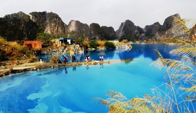 Hồ nước được bao bọc bởi dãy núi đá vôi Trại Sơn.