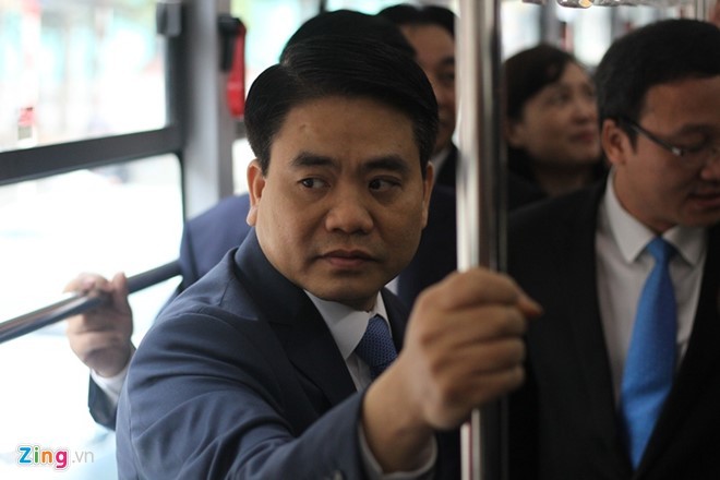 Chủ tịch Hà Nội trực tiếp kiểm tra cách vận hành của buýt nhanh. Ảnh: Văn Chương.