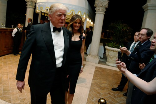 Ông Trump và vợ đến dự tiệc tại biệt thự Mar-a-Lago ở Palm Beach, Florida, Mỹ. Ảnh: Reuters